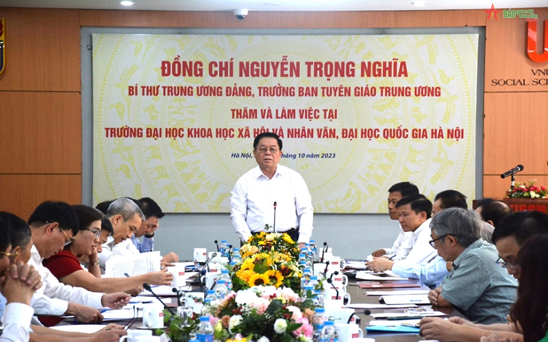 Đồng chí Nguyễn Trọng Nghĩa thăm và làm việc tại Trường Đại học Khoa học xã hội và nhân văn, Đại học Quốc gia Hà Nội