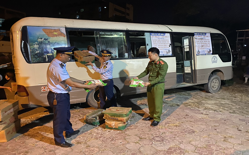 Lai Châu: Phát hiện và xử lý phương tiện vận chuyển 920kg xúc xích và chả cá không rõ nguồn gốc xuất xứ, không đảm bảo vệ sinh an toàn thực phẩm