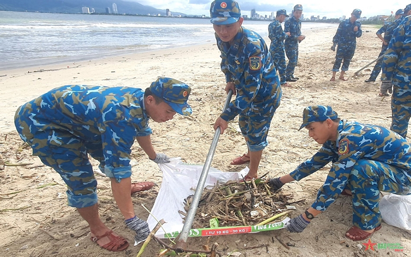 Các đơn vị Quân đội trên địa bàn Đà Nẵng ra quân vệ sinh môi trường biển