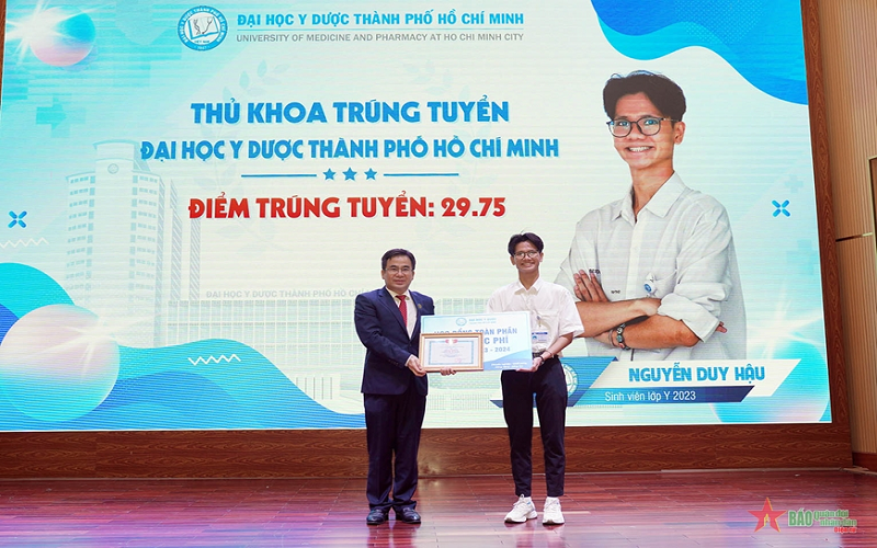 Tuyên dương các thủ khoa đầu vào, sinh viên ngành y tiêu biểu