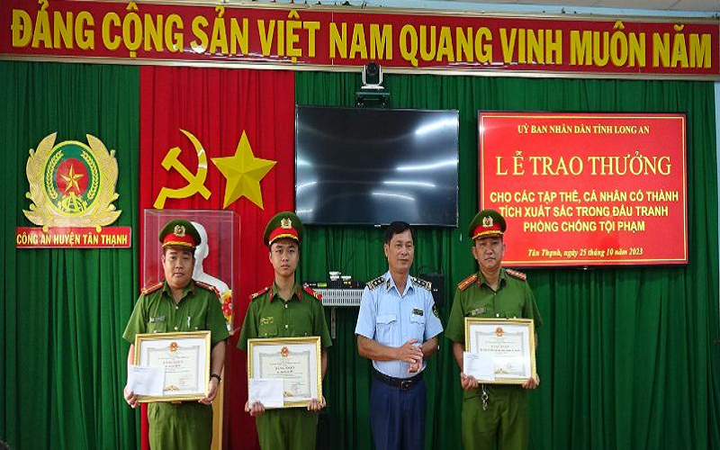 Long An: Thưởng nóng 45 triệu đồng cho 02 tập thể xuất sắc trong công tác đấu tranh phòng chống tội phạm ma túy và buôn lậu