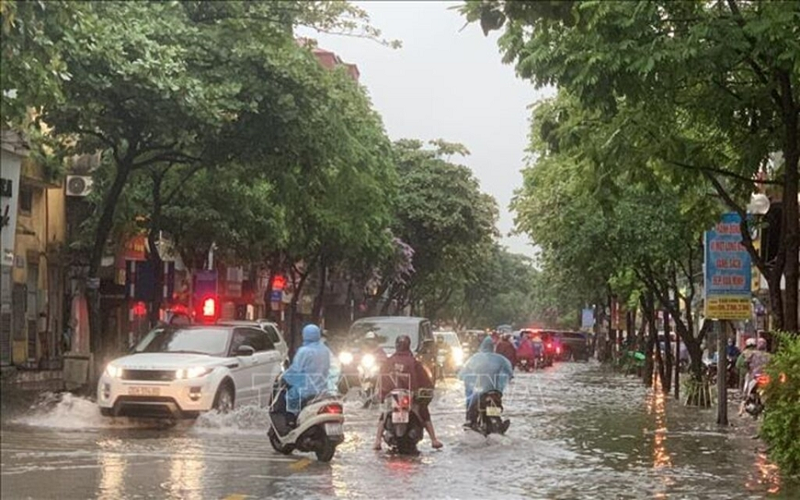 Thời tiết hôm nay (28-10): Hà Nội có mưa rào và dông, khả năng xảy ra lốc, sét, mưa đá