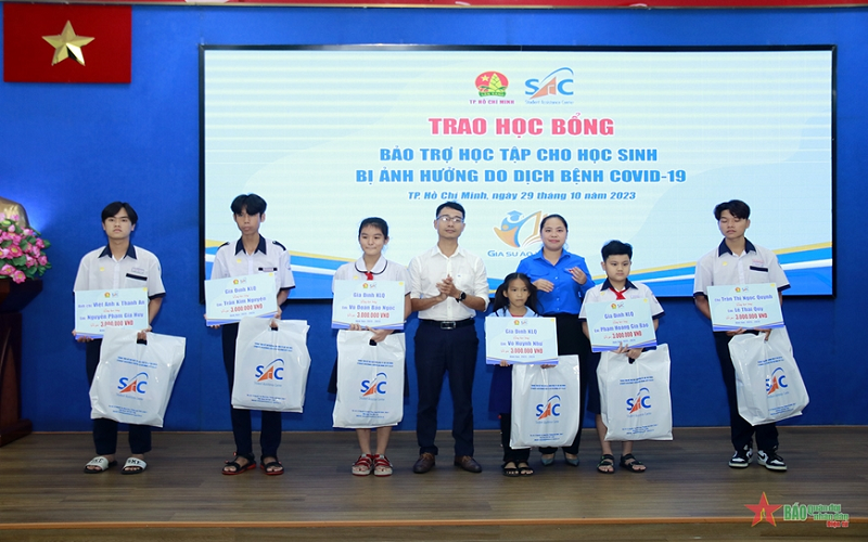 Gần 1.300 học sinh được thụ hưởng chương trình “Gia sư áo xanh”