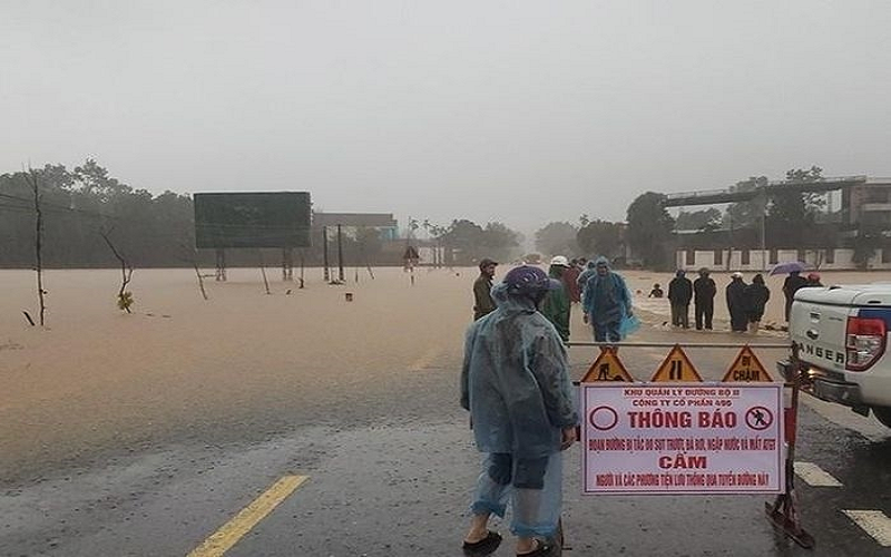 CẬP NHẬT MƯA LŨ TẠI HÀ TĨNH: Mưa xối xả, Hà Tĩnh chìm trong biển nước, nhiều nơi bị cô lập