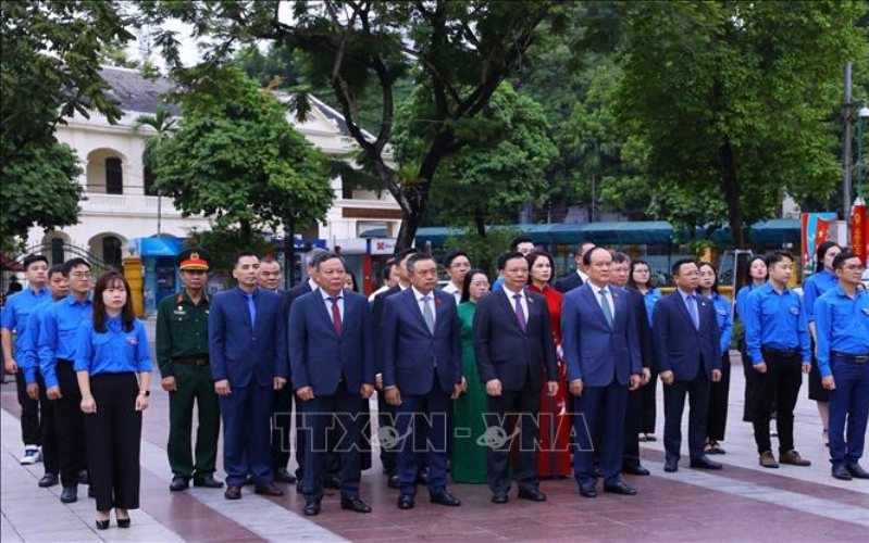 Lãnh đạo Hà Nội dâng hoa kỷ niệm 106 năm Cách mạng Tháng Mười Nga