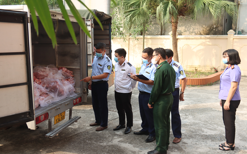 Thái Bình: Tiêu hủy hơn 3 tấn thịt lợn đã biến đổi màu sắc và bốc mùi ôi thiu