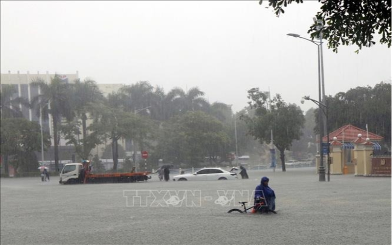 Thừa Thiên Huế mưa trắng trời, nhiều khu vực bị ngập sâu