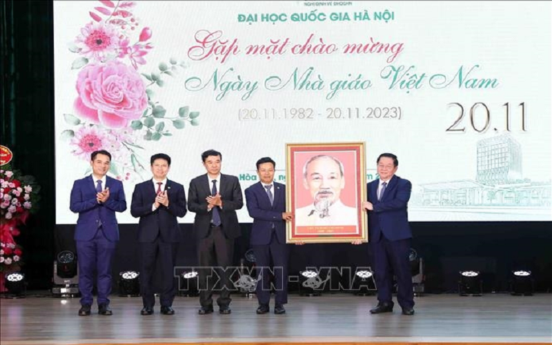 Trưởng ban Tuyên giáo Trung ương thăm, chúc mừng Đại học Quốc gia Hà Nội nhân ngày 20-11