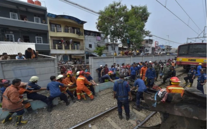 Ít nhất 11 người thiệt mạng trong vụ va chạm giữa tàu hỏa và xe buýt tại Indonesia