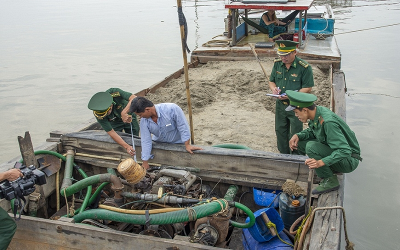 Bắt quả tang thuyền khai thác cát trái phép