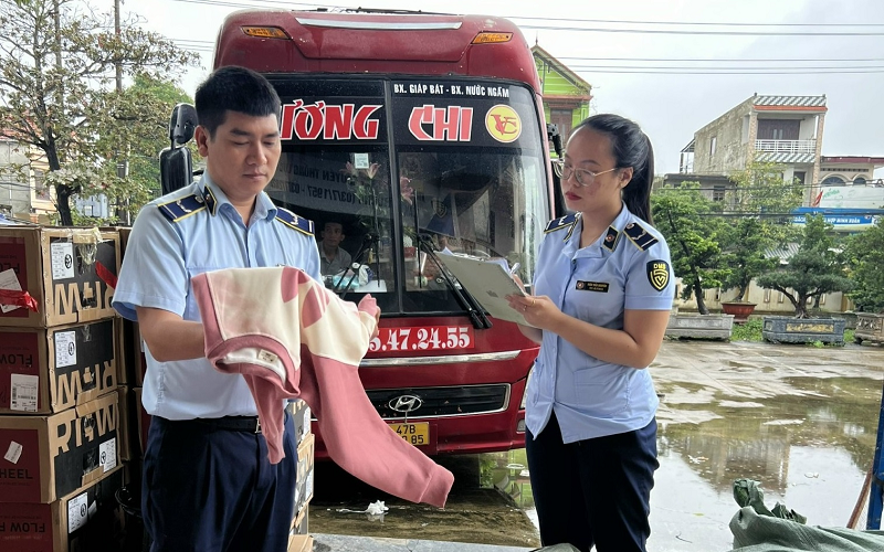 Quảng Bình: Khám xe ô tô khách hoán cải thành ô tô chở hàng, phát hiện, thu giữ hơn 6.000 sản phẩm vi phạm