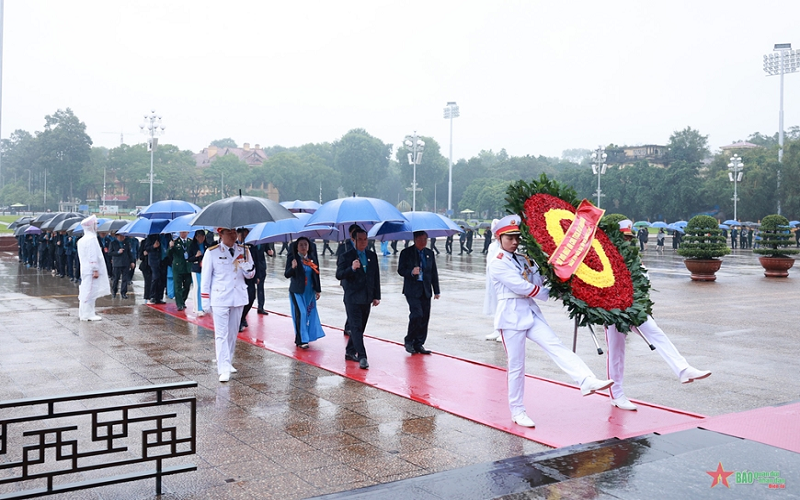 Các đại biểu dự Đại hội XIII Công đoàn Việt Nam vào Lăng viếng Chủ tịch Hồ Chí Minh