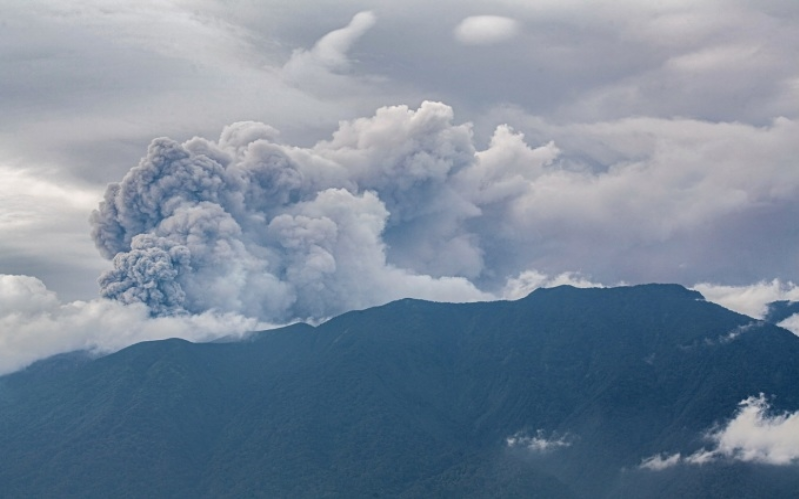 Núi lửa phun trào ở Indonesia: 11 người leo núi thiệt mạng