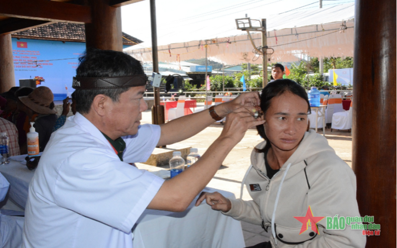 Nghĩa tình nơi vùng biên