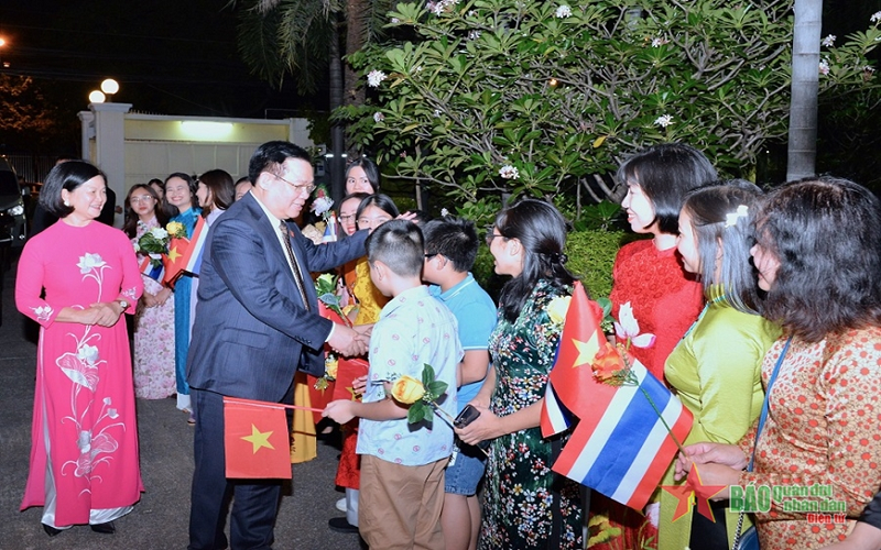 Chủ tịch Quốc hội Vương Đình Huệ thăm cán bộ, nhân viên Đại sứ quán Việt Nam tại Thái Lan