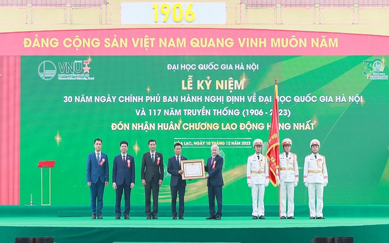 Đại học Quốc gia Hà Nội đón nhận Huân chương Lao động hạng Nhất