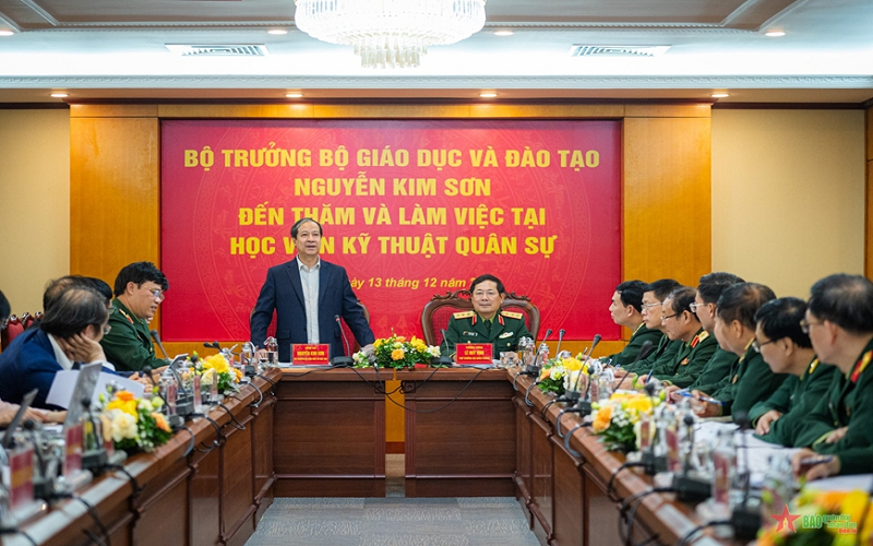 Bộ trưởng Bộ Giáo dục và Đào tạo thăm và làm việc với Học viện Kỹ thuật Quân sự