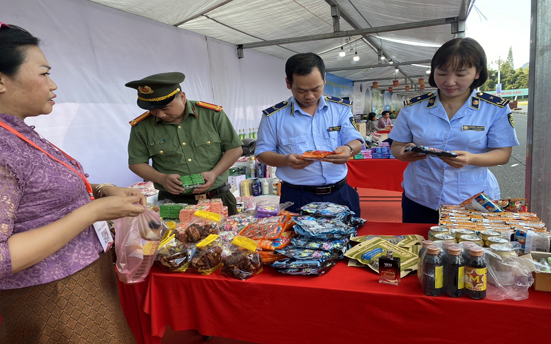 Thủ tướng Chính phủ Phạm Minh Chính yêu cầu xử lý nghiêm các hành vi vi phạm pháp luật về cạnh tranh, đầu cơ găm hàng, kinh doanh, vận chuyển, tàng tr