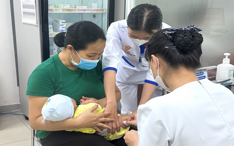 Tập trung tiêm vaccine cho trẻ trên cả nước trong quý I-2024