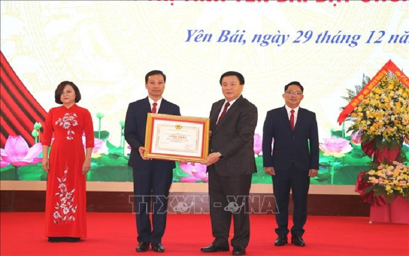 Đồng chí Nguyễn Xuân Thắng trao bằng công nhận Trường Chính trị tỉnh Yên Bái đạt chuẩn mức 1