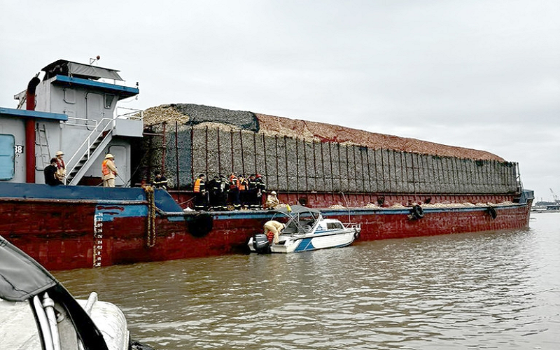 Ba người tử vong do bị ngạt khí trong khoang máy tàu chở gỗ dăm ở Quảng Ninh