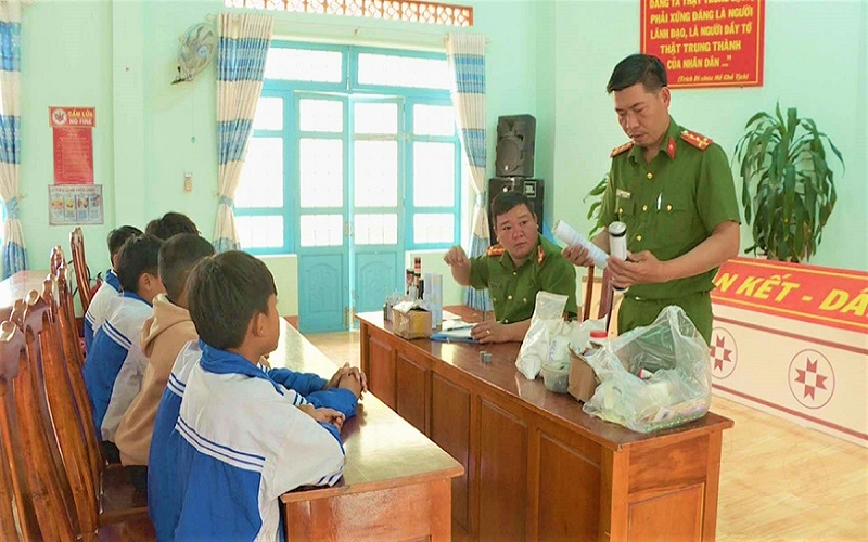 Học sinh chế tạo pháo nổ: Một phút tò mò, cả đời trả giá