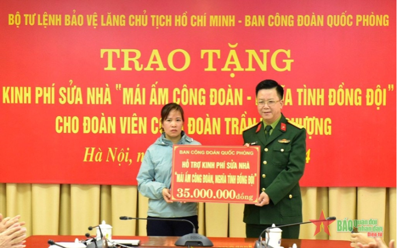 Ban Công đoàn Quốc phòng trao hỗ trợ đoàn viên công đoàn không may gặp hỏa hoạn