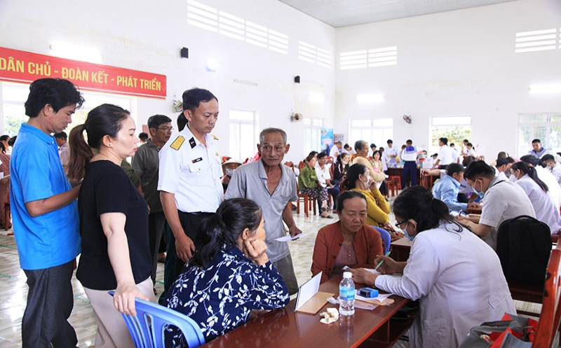 Lữ đoàn 162, Vùng 4 Hải quân phối hợp khám chữa bệnh phát thuốc miễn phí cho người dân