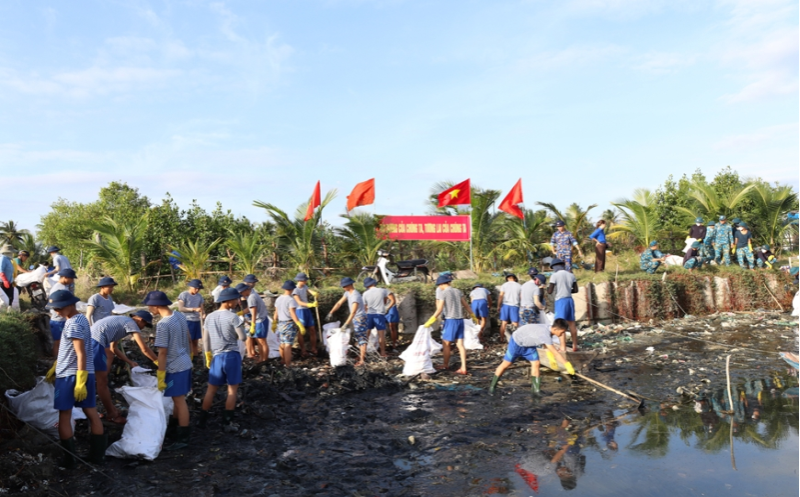 Tuổi trẻ Lữ đoàn 101 chung tay làm sạch biển