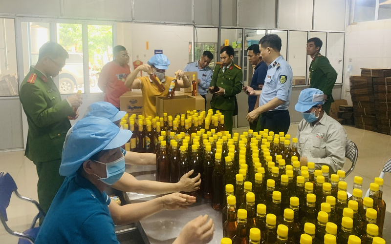 Phát hiện trên 11.000 chai mật ong có dấu hiệu là hàng giả tại 04 Công ty kinh doanh mật ong trên địa bàn Vĩnh Phúc, Bắc Ninh