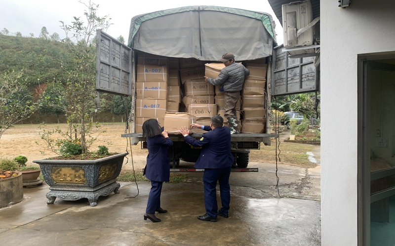 Yên Bái: Phát hiện phương tiện vận chuyển hàng tấn thực phẩm Tết nhập lậu