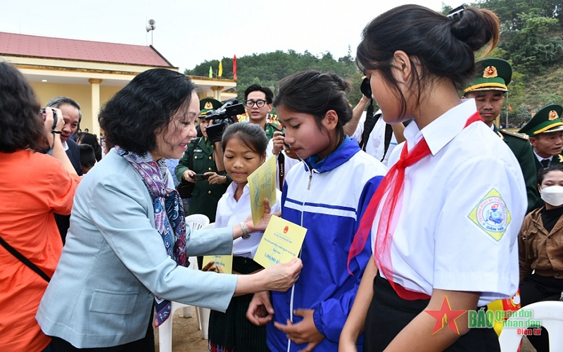 Thường trực Ban Bí thư Trương Thị Mai trao quà Tết tặng đồng bào và cán bộ chiến sĩ ở địa bàn biên giới tỉnh Quảng Bình