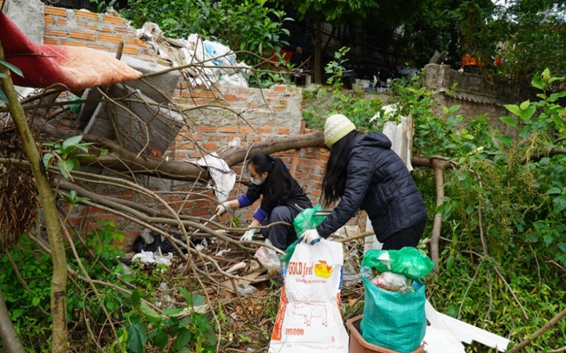 Dọn rác để xây dựng khu vui chơi sinh thái