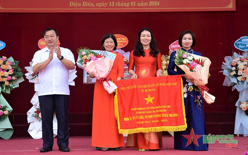 Điện Biên: Trường THPT chuyên Lê Quý Đôn vinh dự đón nhận Cờ thi đua của Chính phủ