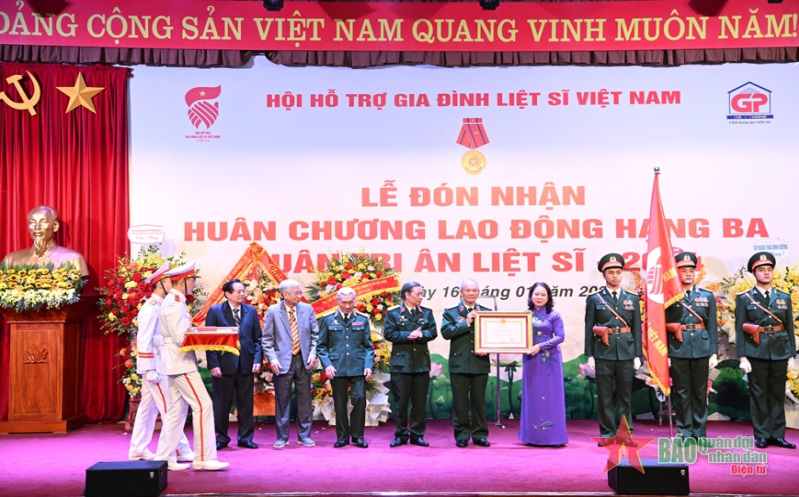 Hội Hỗ trợ gia đình liệt sĩ Việt Nam đón nhận Huân chương Lao động hạng Ba