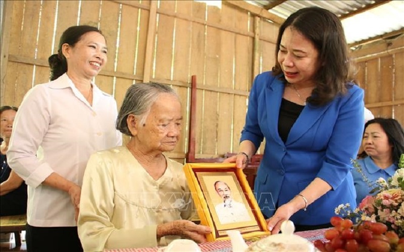 Phó chủ tịch nước Võ Thị Ánh Xuân trao quà Tết tặng người nghèo tại Bến Tre