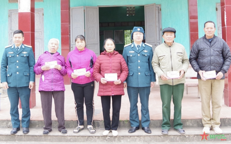 Sư đoàn Phòng không 365 thăm, tặng quà nhân dịp Xuân Giáp Thìn