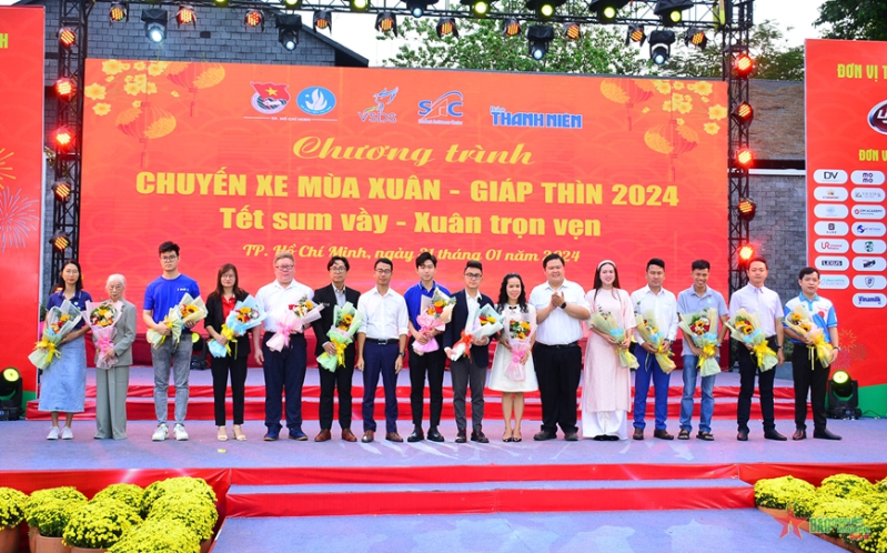 Thành phố Hồ Chí Minh: Đưa 2.200 sinh viên, người lao động về quê đón Tết