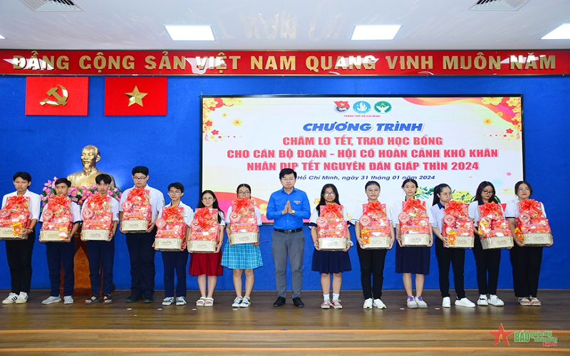 Trao học bổng, quà Tết tặng cán bộ Đoàn, Hội sinh viên hoàn cảnh khó khăn