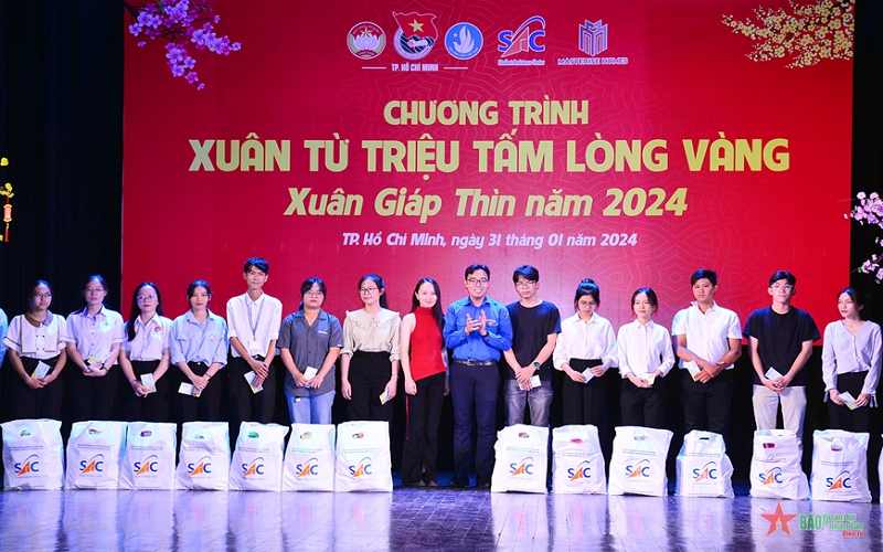 Chương trình “Xuân từ triệu tấm lòng vàng” chăm lo Tết cho 2.000 học sinh, sinh viên