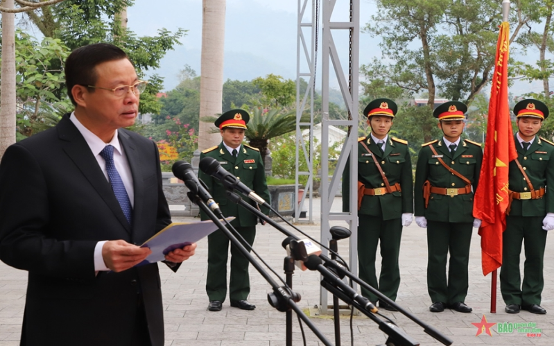 Hà Giang: Lãnh đạo tỉnh dâng hoa Tượng đài Bác Hồ, viếng các Anh hùng liệt sĩ