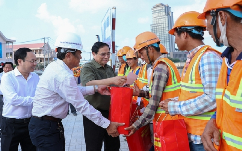 Thủ tướng Phạm Minh Chính thăm, tặng quà Tết công nhân, cán bộ, chiến sĩ quân đội, công an TP Cần Thơ