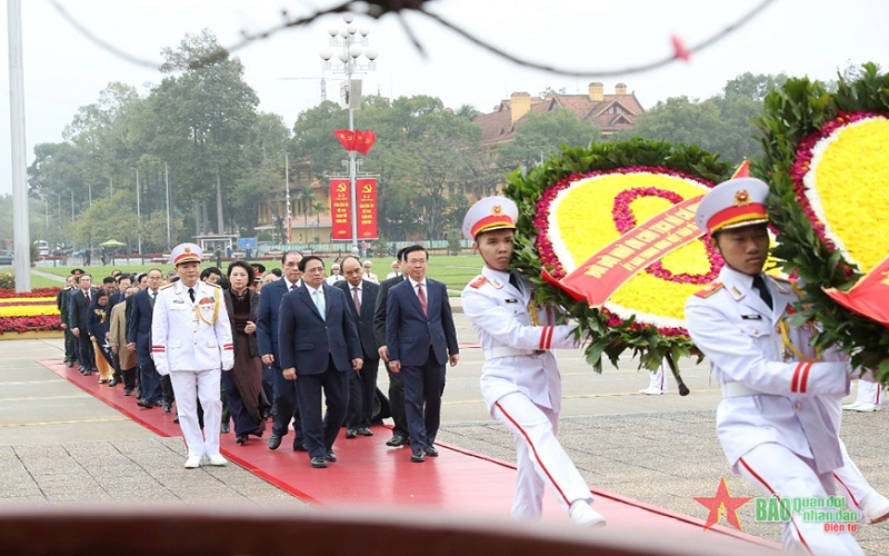 Lãnh đạo Đảng, Nhà nước, Quân đội vào Lăng viếng Chủ tịch Hồ Chí Minh và tưởng niệm các anh hùng liệt sĩ trên đường Bắc Sơn