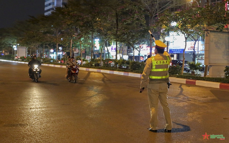 Hà Nội: Lực lượng chức năng tăng cường kiểm tra vi phạm nồng độ cồn, nhiều tài xế còn chống đối