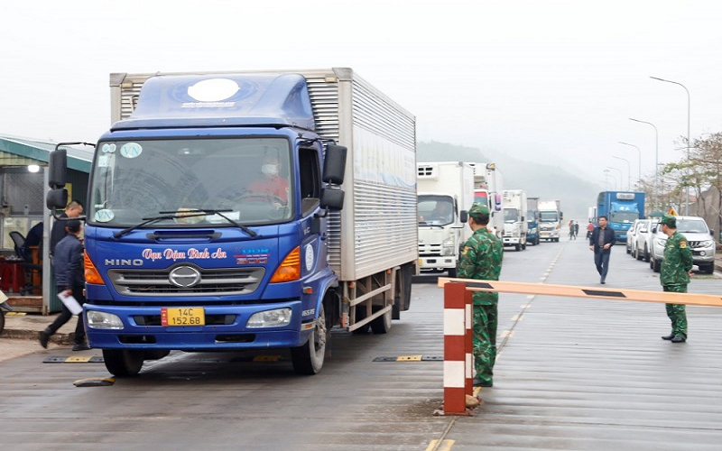 Xuất khẩu 925 tấn hàng đầu tiên qua lối mở cầu phao Móng Cái