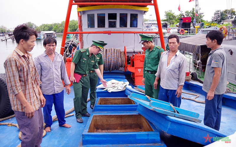 Hải đoàn Biên phòng 18 bắt giữ tàu chở 4.000 lít dầu DO không rõ nguồn gốc