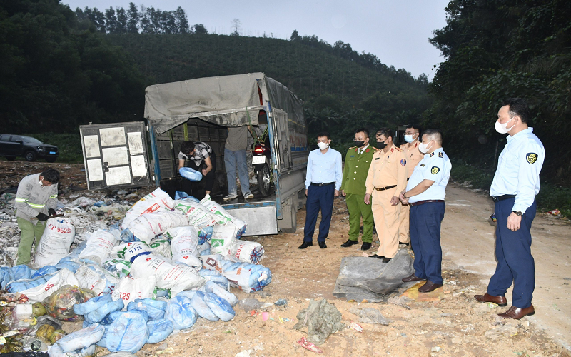 Tuyên Quang: Giám sát tiêu huỷ 1.385 kg mỡ lợn là hàng hóa không rõ nguồn gốc xuất xứ gây hại sức khỏe con người