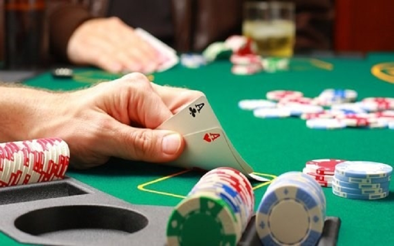 Chơi bài Poker thế nào để không vi phạm pháp luật