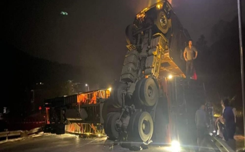 Điện Biên: Xe đầu kéo bị lật trên đèo Tà Cơn