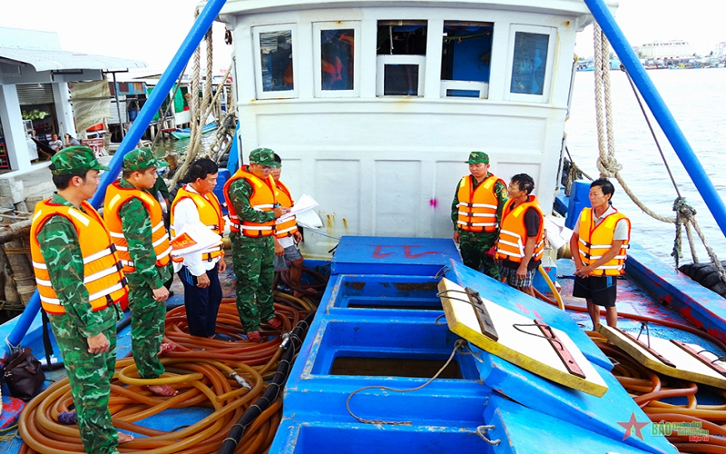 Đồn Biên phòng Sông Đốc bắt giữ tàu vận chuyển 36.000 lít dầu trái phép